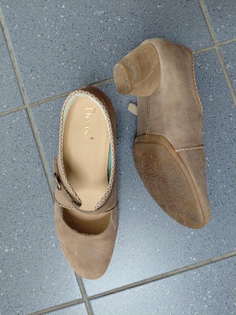 Dames: beige geklede schoenen en zwarte muiltjes (38), Enlèvement, Comme neuf, Autres couleurs