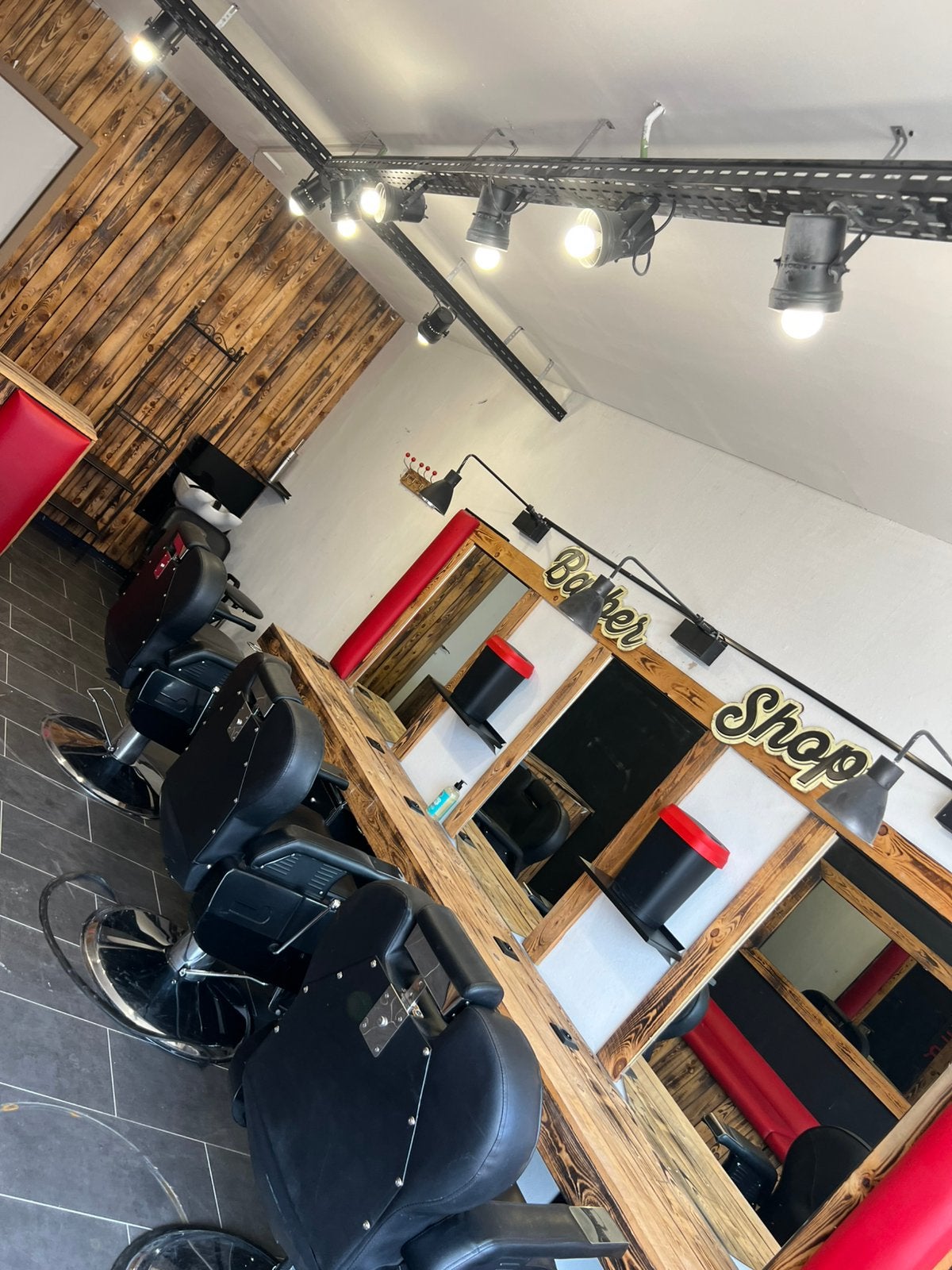 Barbier à remettre, Zakelijke goederen
