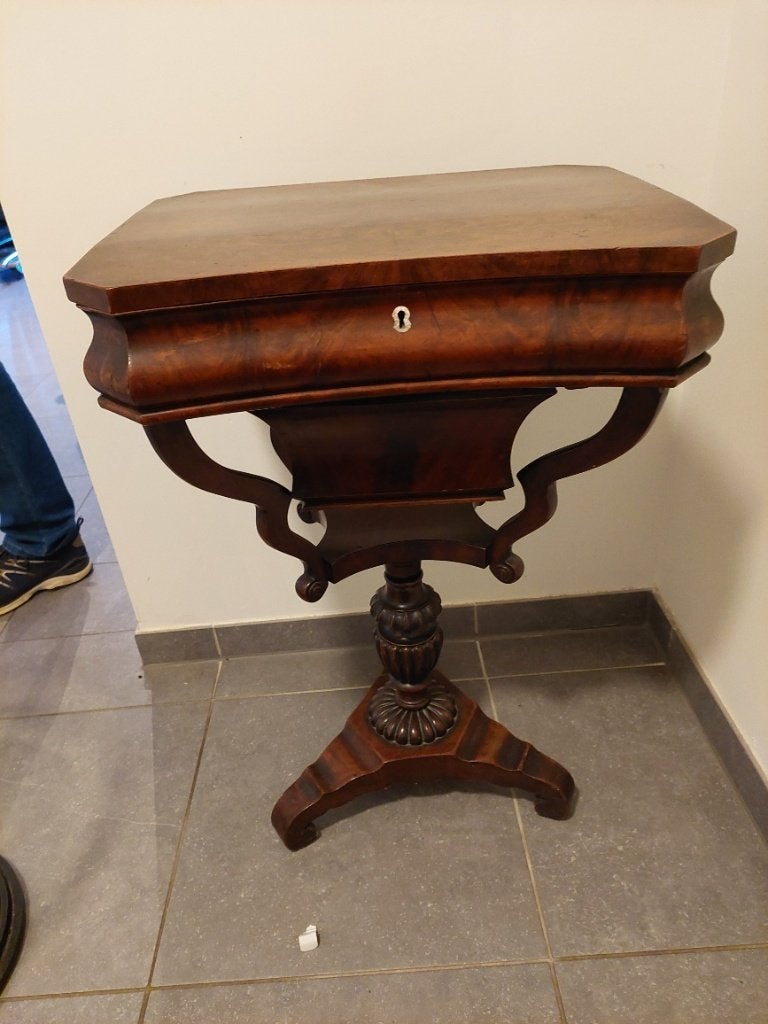 table à coudre en noyer d'acajou, Enlèvement