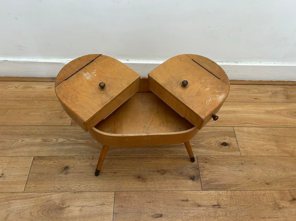 Boîte à couture vintage sur pieds — 1960, Hobby & Loisirs créatifs, Couture & Fournitures, Utilisé, Enlèvement