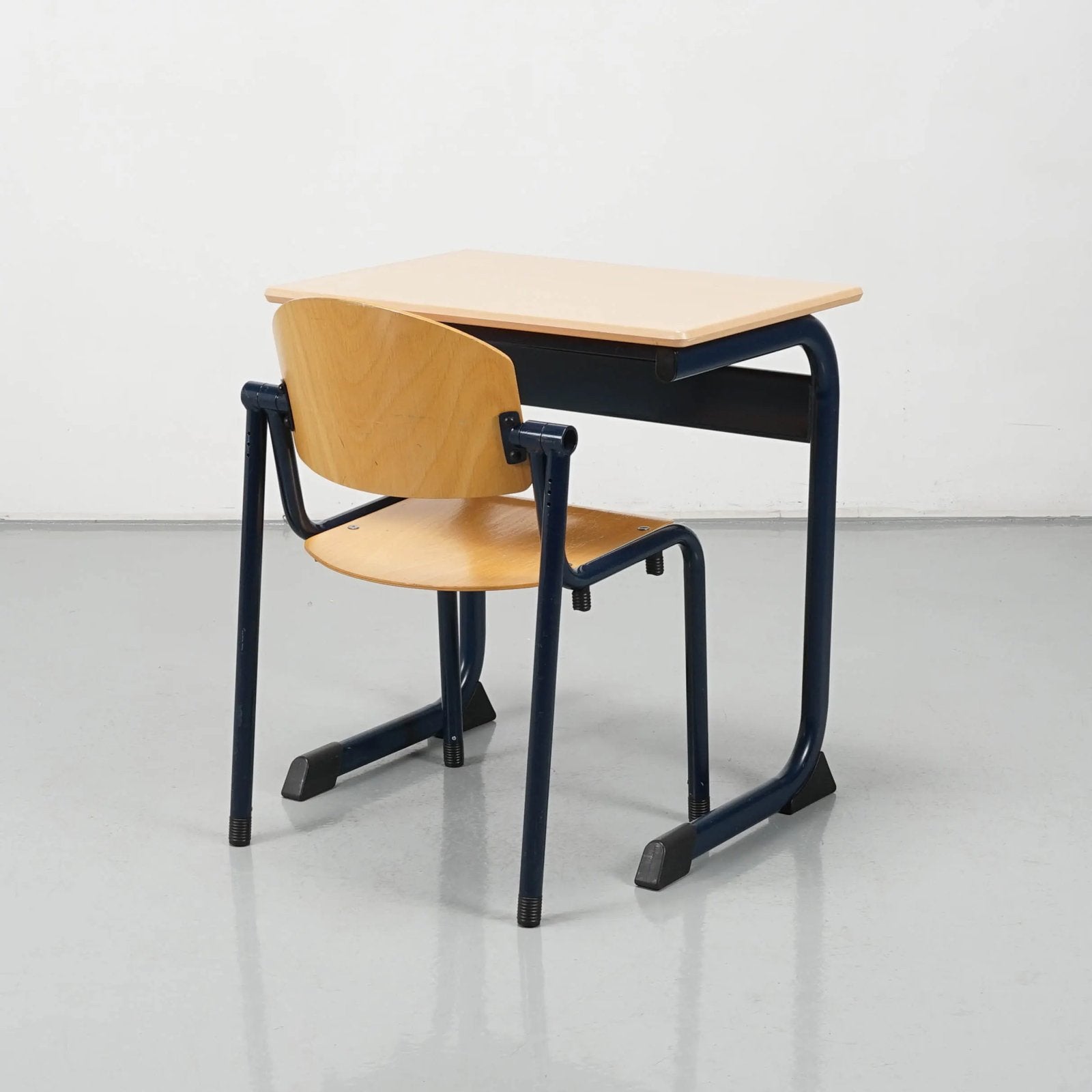 Recherchés : chaises et tables d'école, Divers, Enlèvement, Comme neuf