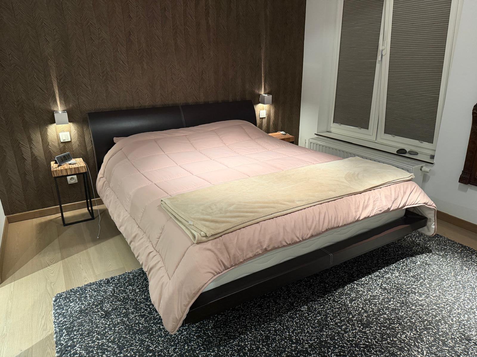 Bruin leder 2 persoons bed, Huis en Inrichting, Slaapkamer | Complete slaapkamers, Ophalen, Zo goed als nieuw
