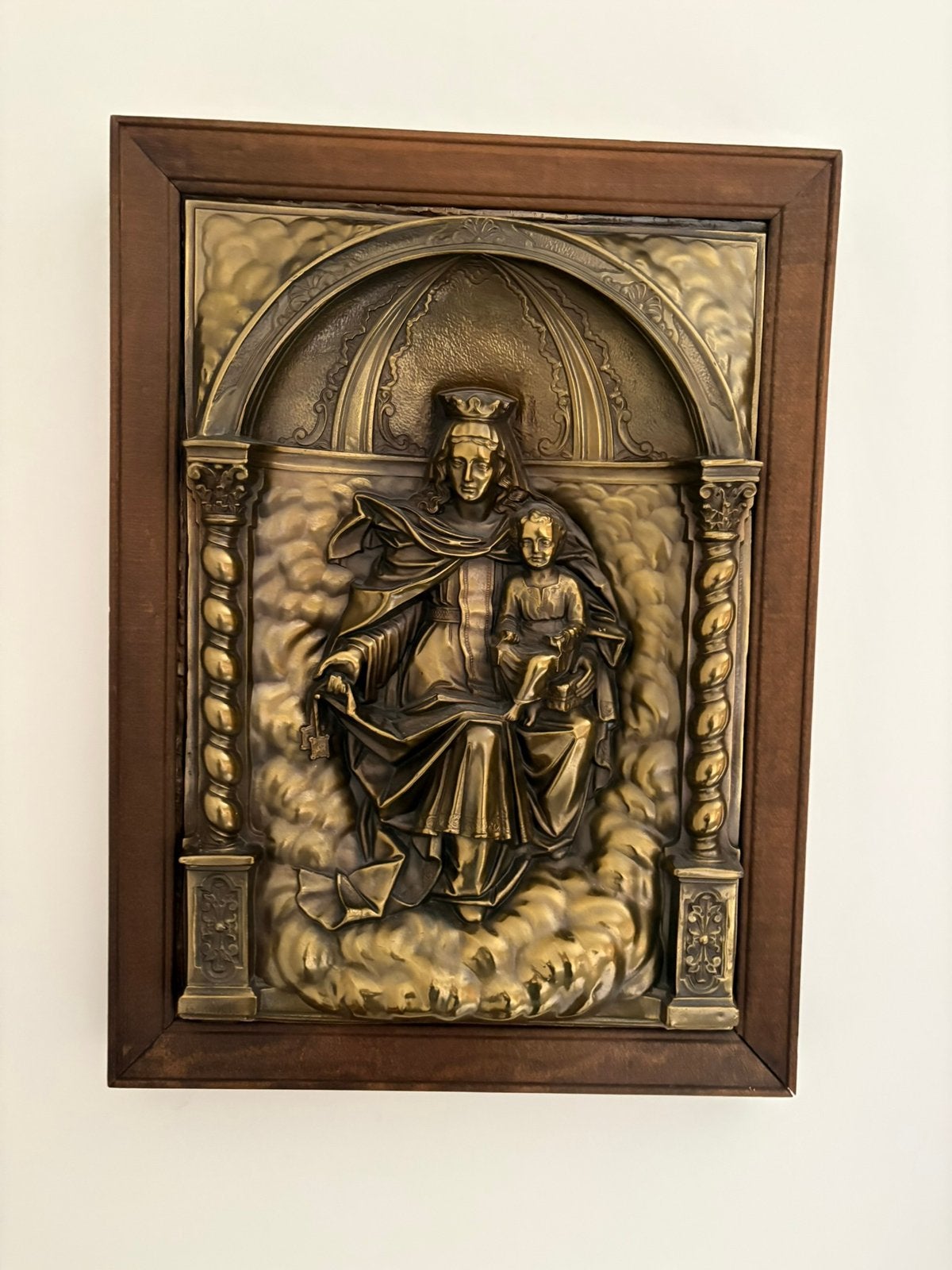Bronzen Madonna met kind in relief met houten kader, Enlèvement