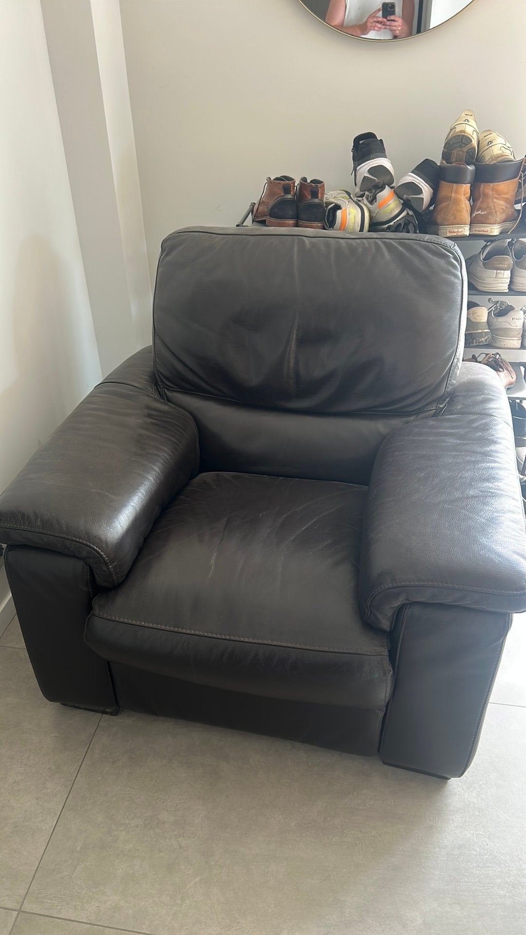 Donkerbruine eenzit (elektrisch uitschuifbaar), Huis en Inrichting, Fauteuils, Ophalen, Gebruikt, 100 tot 125 cm, Leer