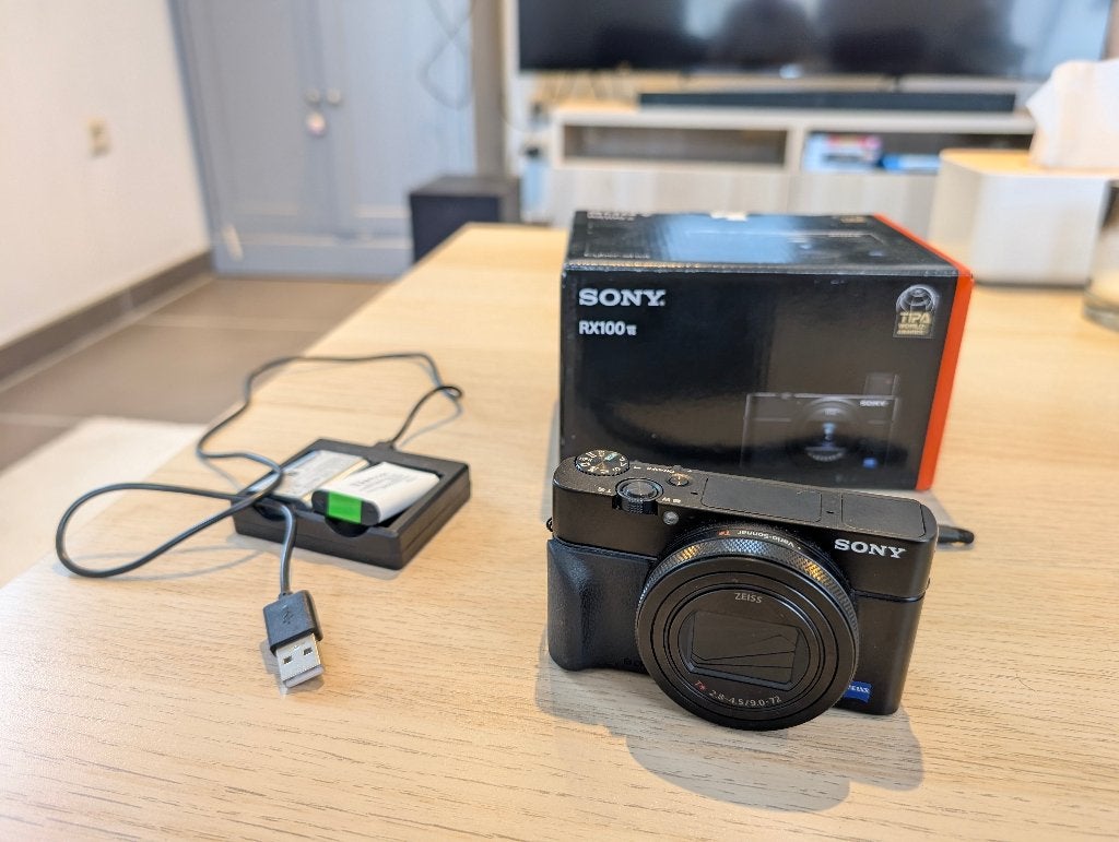 Sony RX100 VI, TV, Hi-fi & Vidéo, Appareils photo numériques, Chargeur, Comme neuf, Enlèvement, Écran inclinable/pivotant