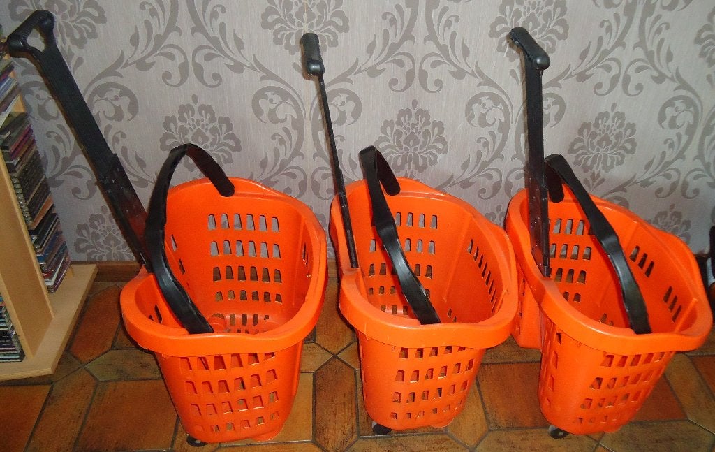 Stapelbare, verrijdbare winkeltrolley’s, Ophalen, Zo goed als nieuw, Hard kunststof, Wieltjes