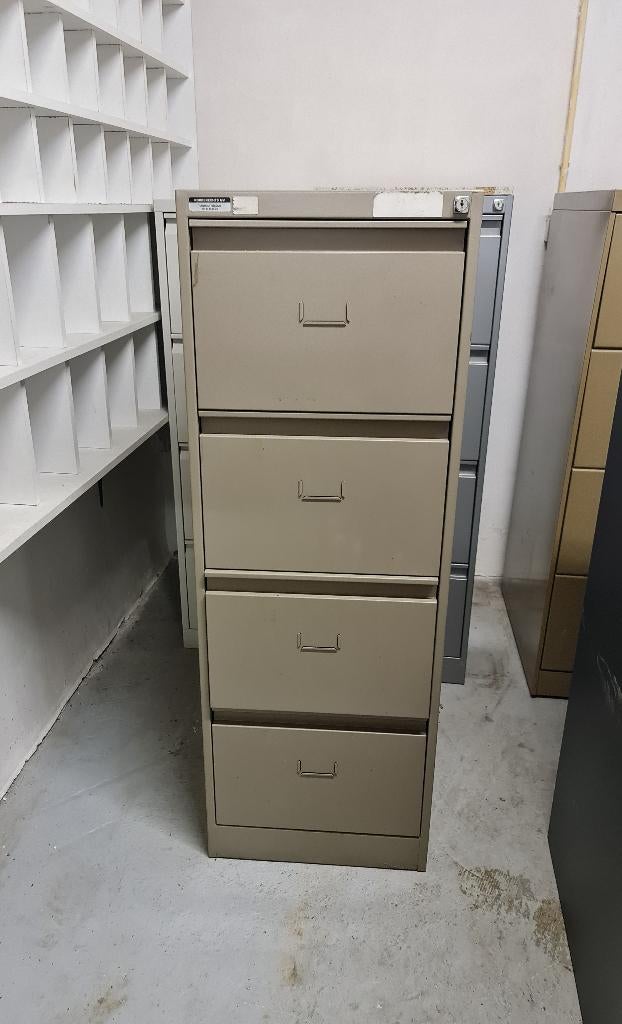 Nieuwe metalen kast met 4 compartimenten, Huis en Inrichting, Kasten | Lockerkasten, Zo goed als nieuw, Ophalen of Verzenden