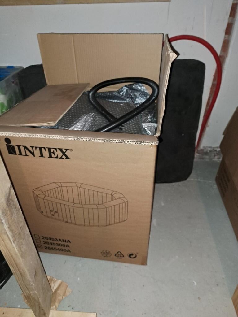 intex Jacuzzi, Ophalen, Gebruikt, Afdekzeil, Opblaasbaar