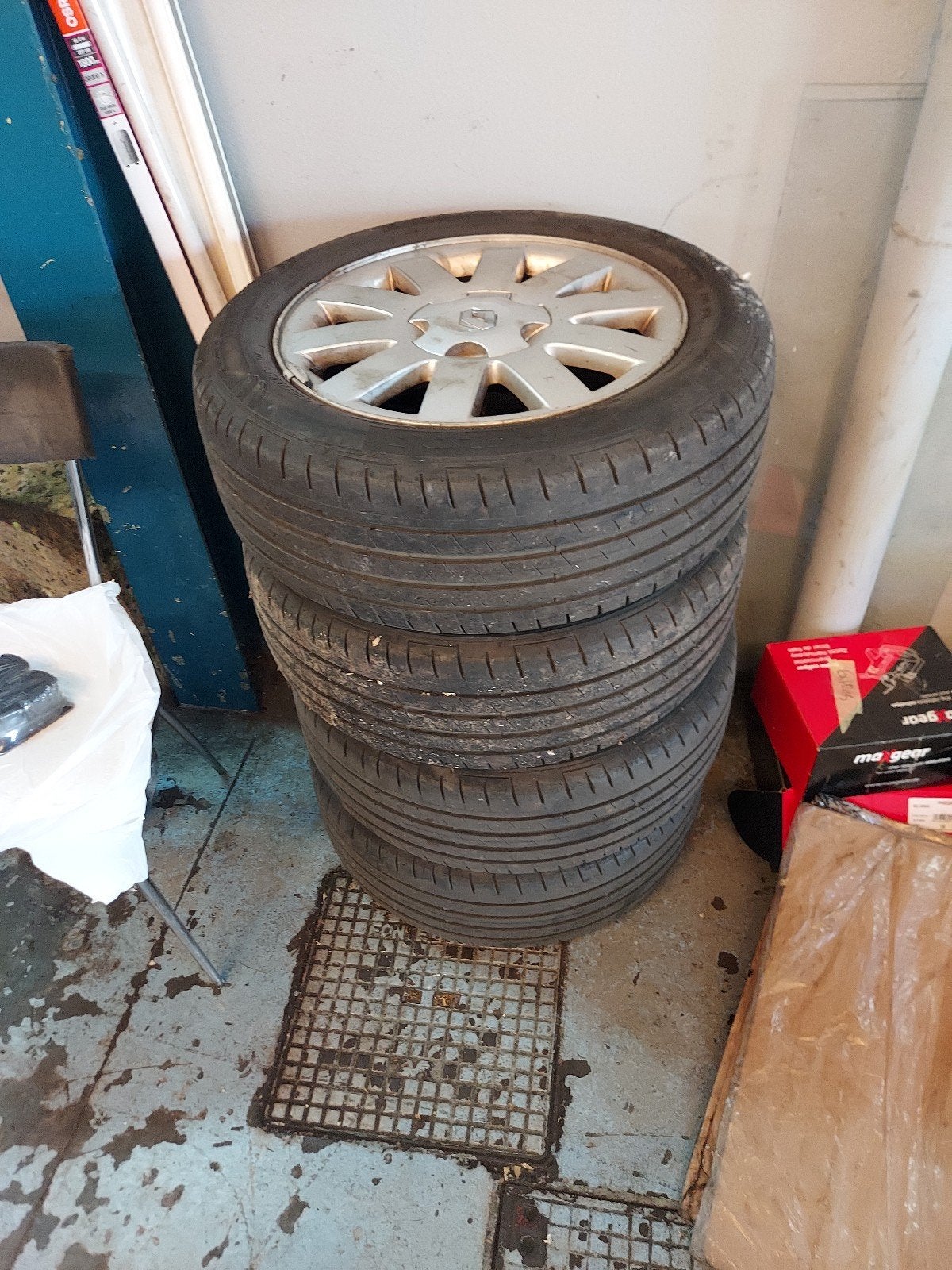 4 jantes avec pneus etè en tres bon etat, Autos : Divers, Pièces de sport automobile