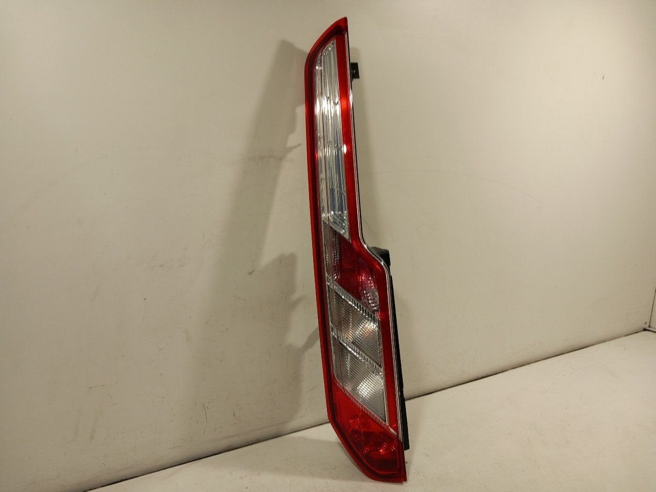Achterlicht links buiten Ford Transit, Onderdelen@venauto.nl, Van der Ven Autorecycling B.V., Ettenseweg 76, 4706 PB Roosendaal, The Netherlands