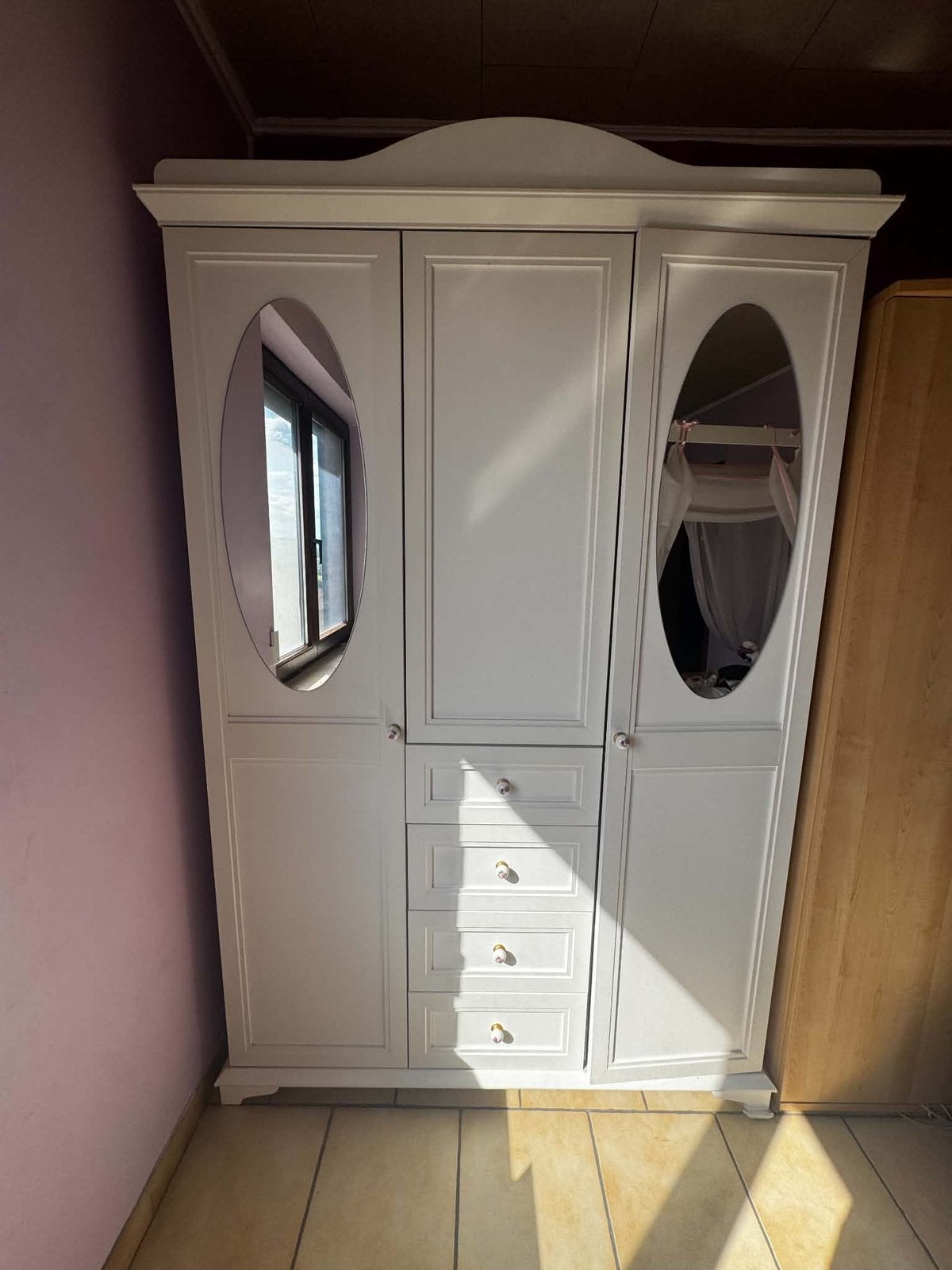 Grande garde robe blanche, Enlèvement
