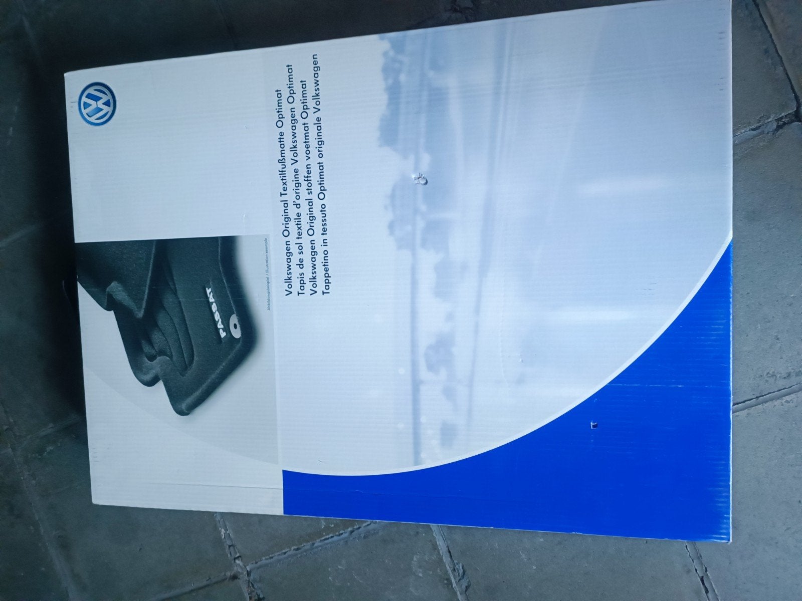 Nieuw autotapijt van het merk VW in de doos, Ophalen