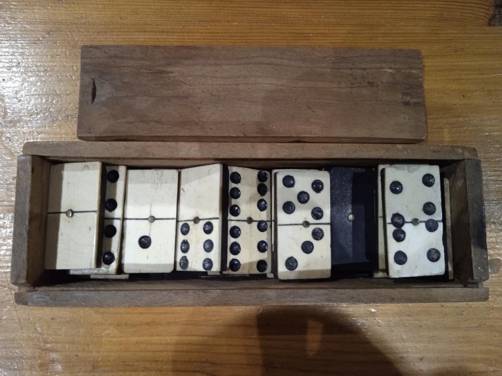 Ancien jeu de dominos, Enlèvement