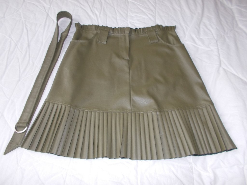 Jupe courte en similicuir plissé, taille M., Vêtements | Femmes, Jupes, Taille 38/40 (M), Autres couleurs, Au-dessus du genou