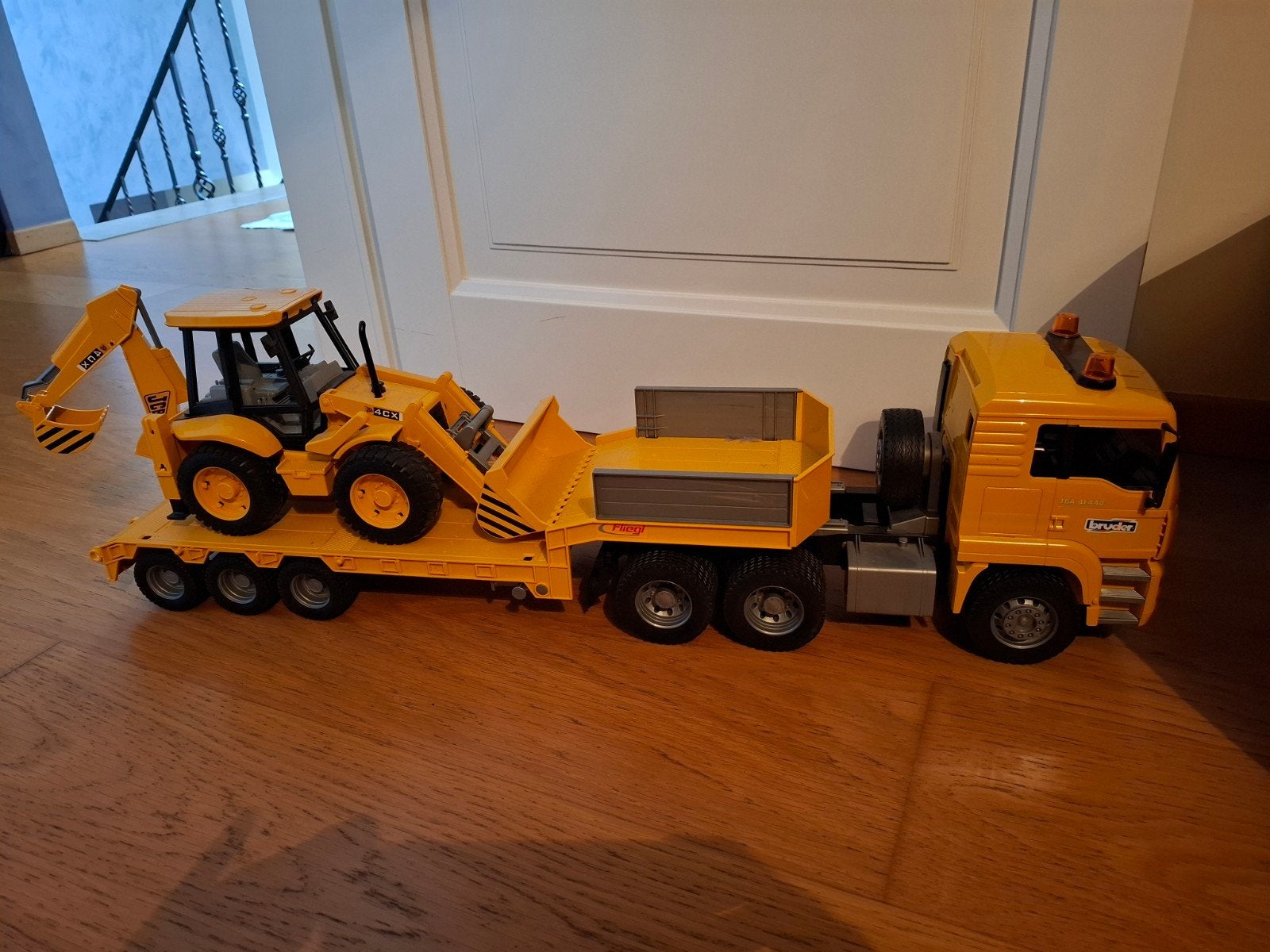 Vrachtwagen met aanhanger en werkmachine erop Bruder, Kinderen en Baby's, Ophalen