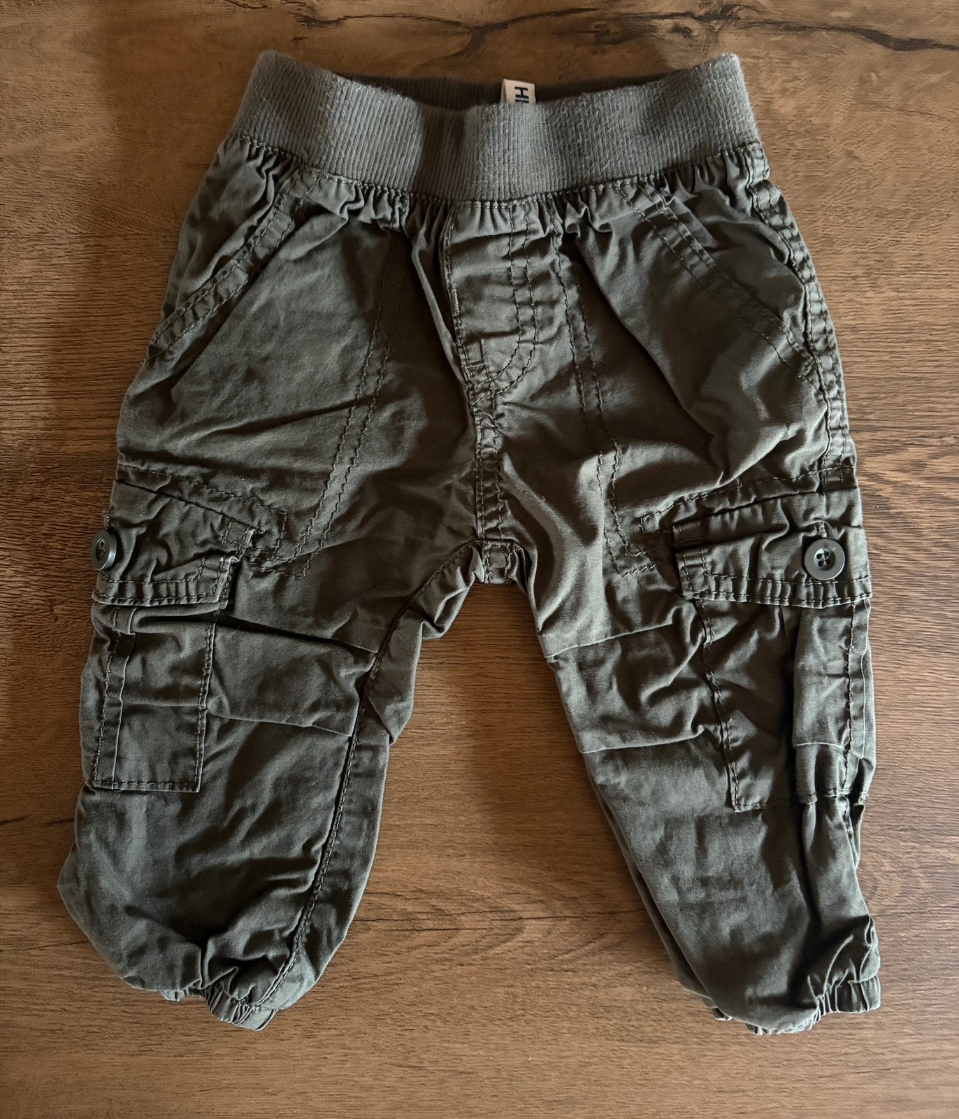 Pantalon cargo kaki HEMA - 6 mois - 5€, Enlèvement ou Envoi, Comme neuf, Garçon, Pantalon