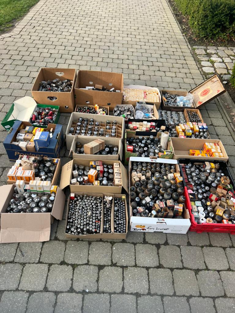 Zeer groot lot radio buizen, Ophalen
