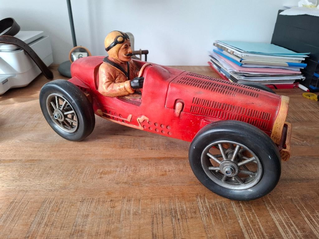 Bugatti , Racewagen Rood in Polystone zeldzaam 48CM, Enlèvement, Comme neuf, 1:50 ou moins, Autres marques