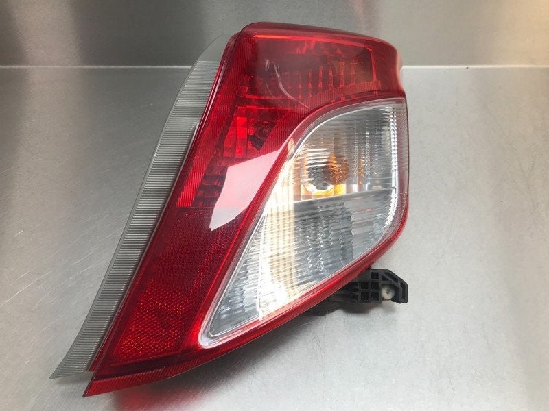 FEU ARRIÈRE DROIT Toyota Yaris III (P13) (01-2010/09-2020), Autos : Pièces & Accessoires, Éclairage, Toyota, Utilisé