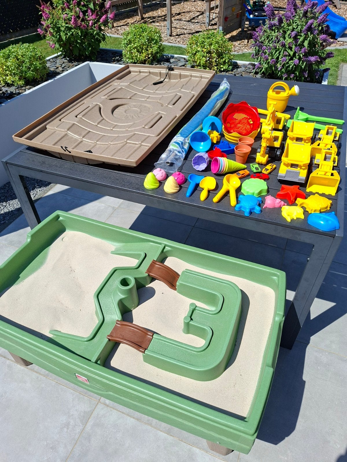 Step 2 zand- en watertafel met parasol en speelgoed, Enlèvement, Comme neuf