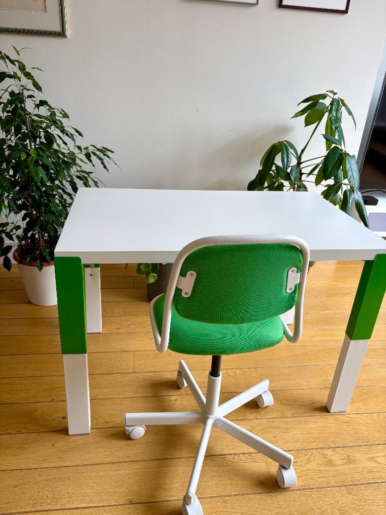 Un bureau enfant avec une chaise assortie, Comme neuf, Chaise de bureau de gaming, Enlèvement, Blanc