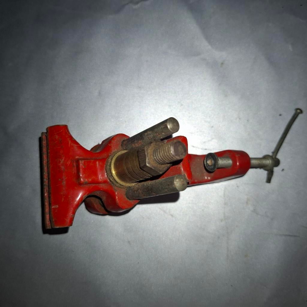 Ancien étau de précision., Enlèvement ou Envoi