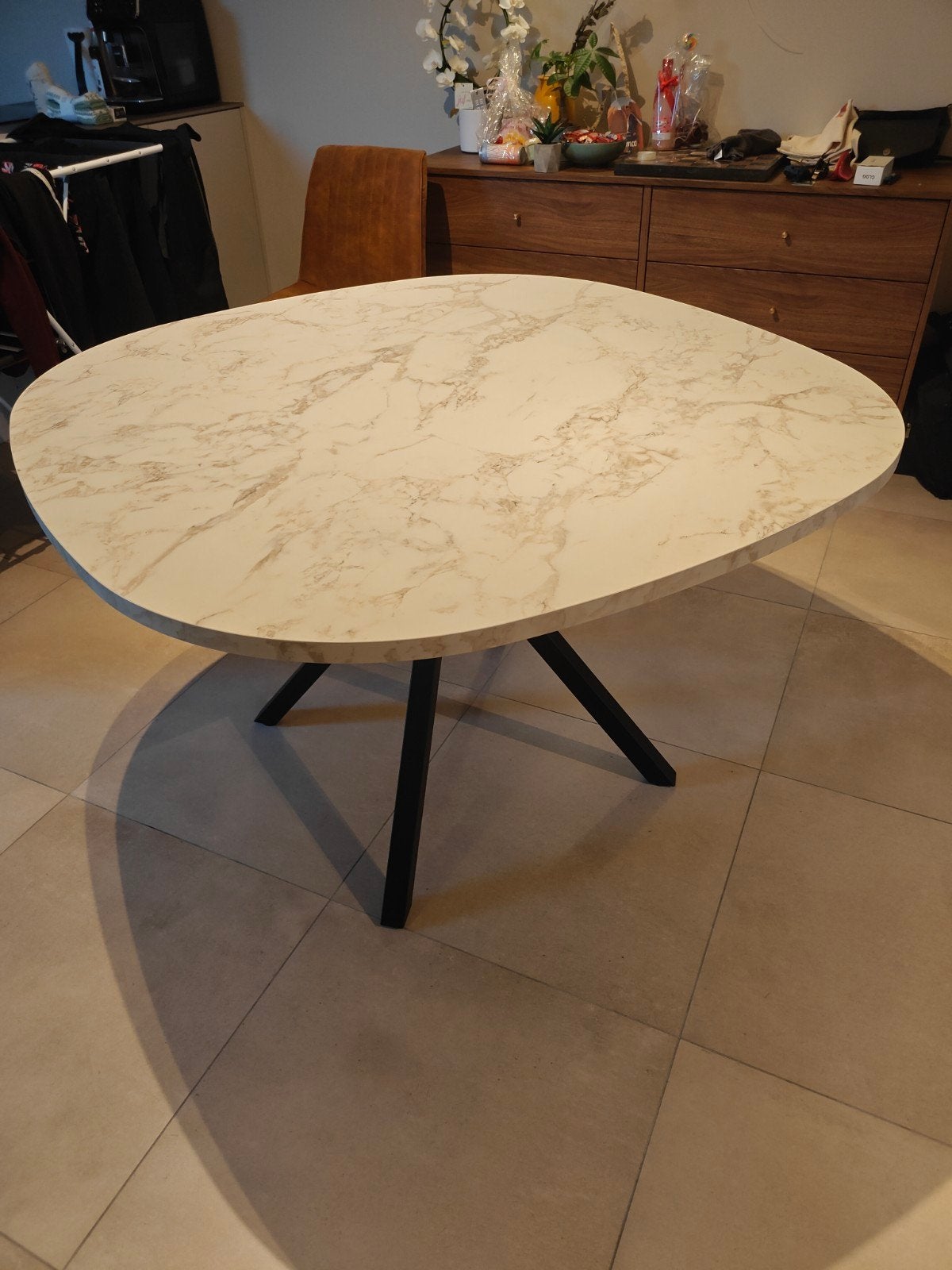 Mooie eetkamertafel met leuke vorm, Ophalen
