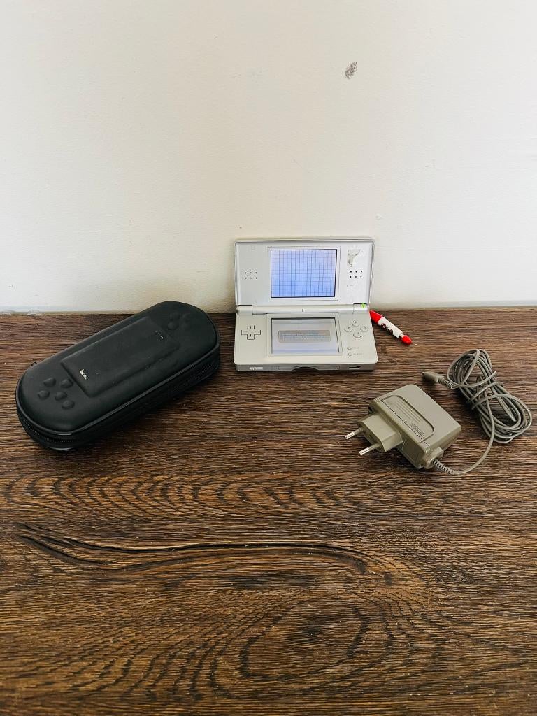 Nintendo DS + kabel + hoes – spellen apart te koop, Games en Spelcomputers, Avontuur en Actie, Gebruikt, 1 speler, Ophalen of Verzenden