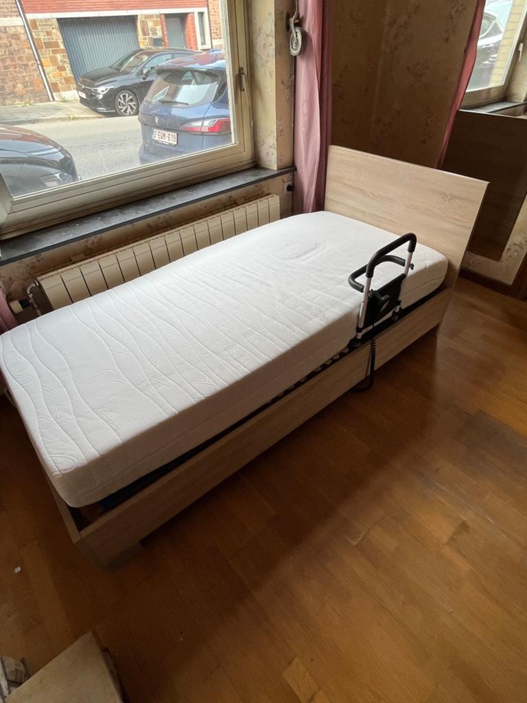 Bed met elektrische boxspring, Huis en Inrichting, Slaapkamer | Bedden, Zo goed als nieuw, Ophalen