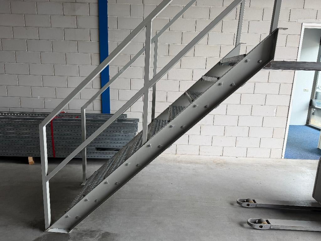 Tussenvloertrap | Etagevloer trap | Entresoltrap, Alle leeftijden, Ophalen of Verzenden, Gebruikt, Actie