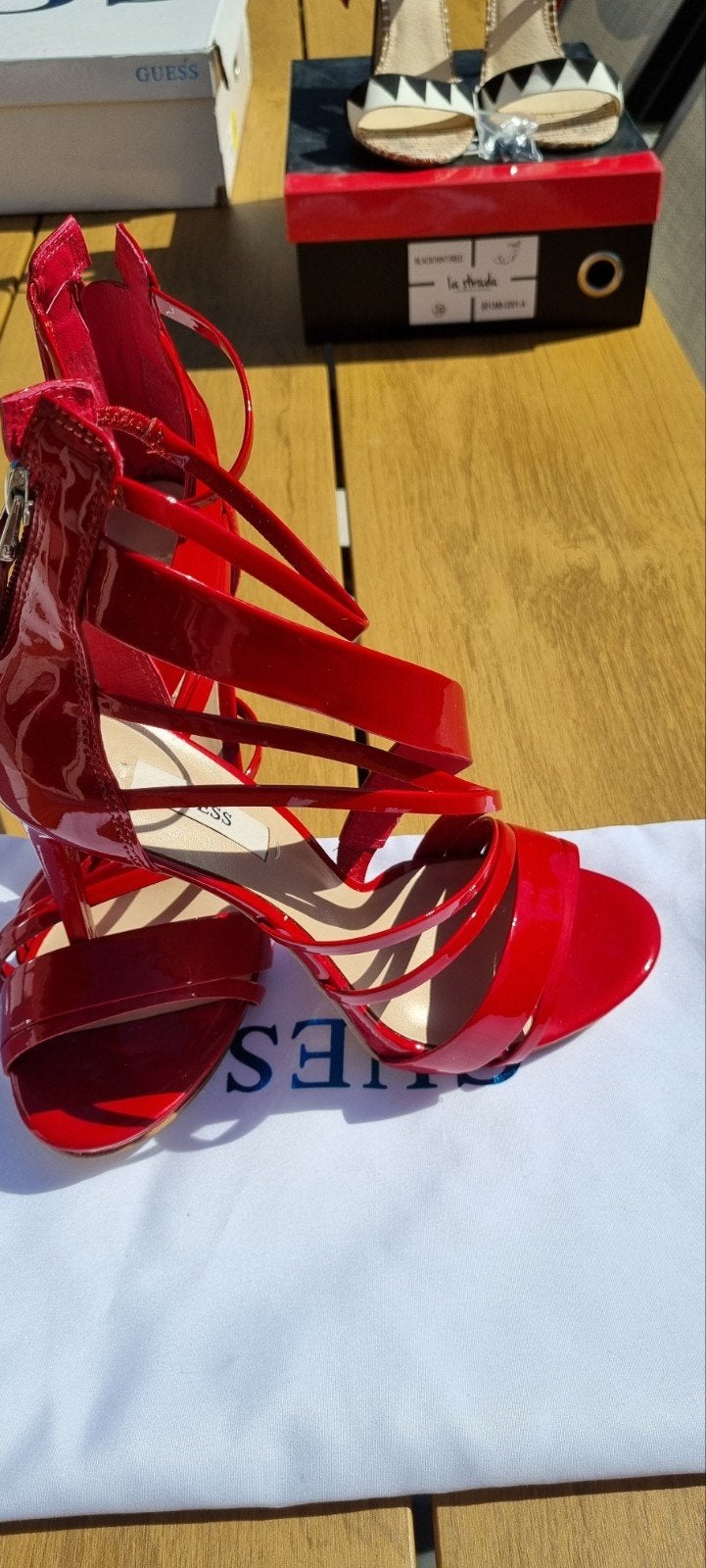 Schoenen Guess, Ophalen