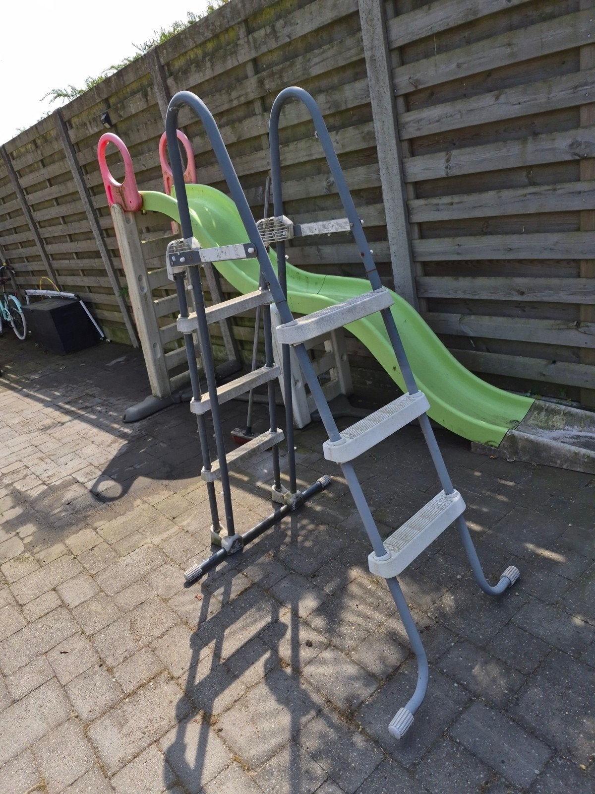 Glijbaan en zwembad ladder, Ophalen