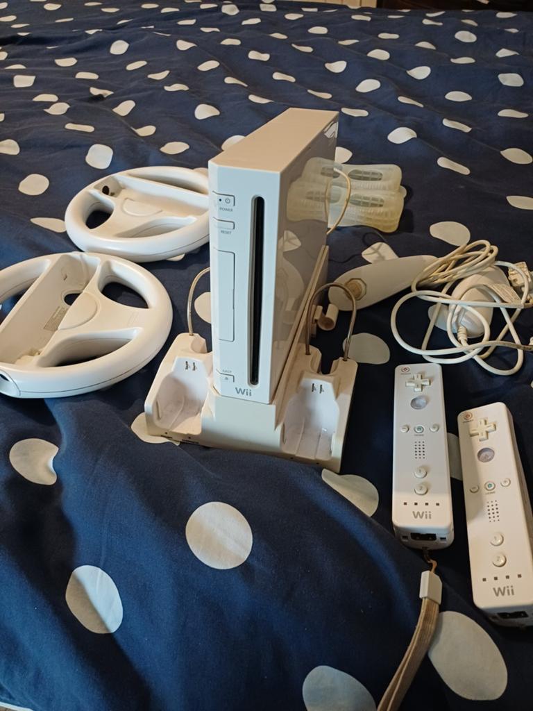 Wii console + 2 controllers + stuurtjes + nunchucks, Ophalen, Met 2 controllers, Met stuurtje