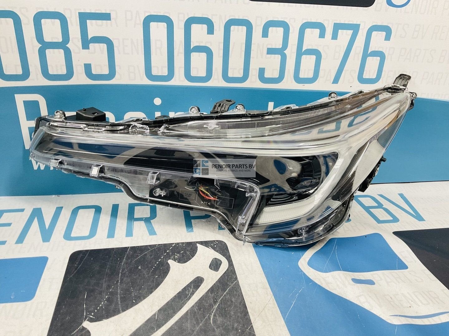Koplamp Toyota Corolla E21 Rechts Led 8111002X10 Origineel 2, -, Utilisé, -, Enlèvement ou Envoi