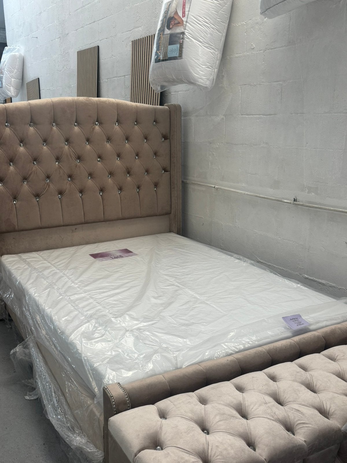 Lit boxspring capitonné + coffre de rangement – Comme neuf, Ophalen, Zo goed als nieuw, Beige