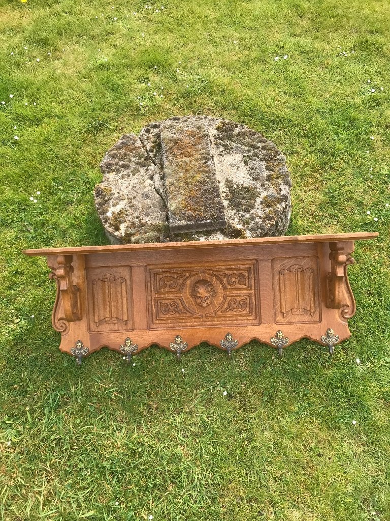 Porte-manteau ancien, Enlèvement