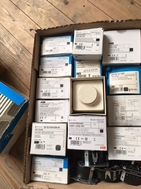 091. Restpartij Busch Jeager schakelmateriaal, Hobby en Vrije tijd, Elektronica-componenten, Nieuw, Ophalen of Verzenden