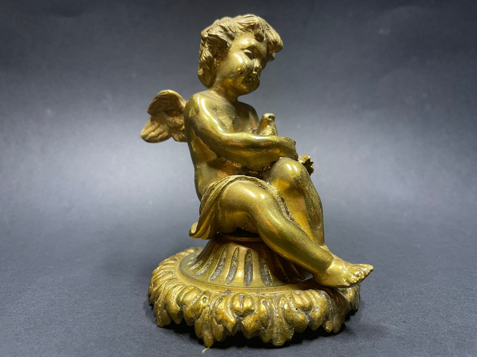 Statue de putto/chérubin en bronze doré antique, Enlèvement ou Envoi, Bronze
