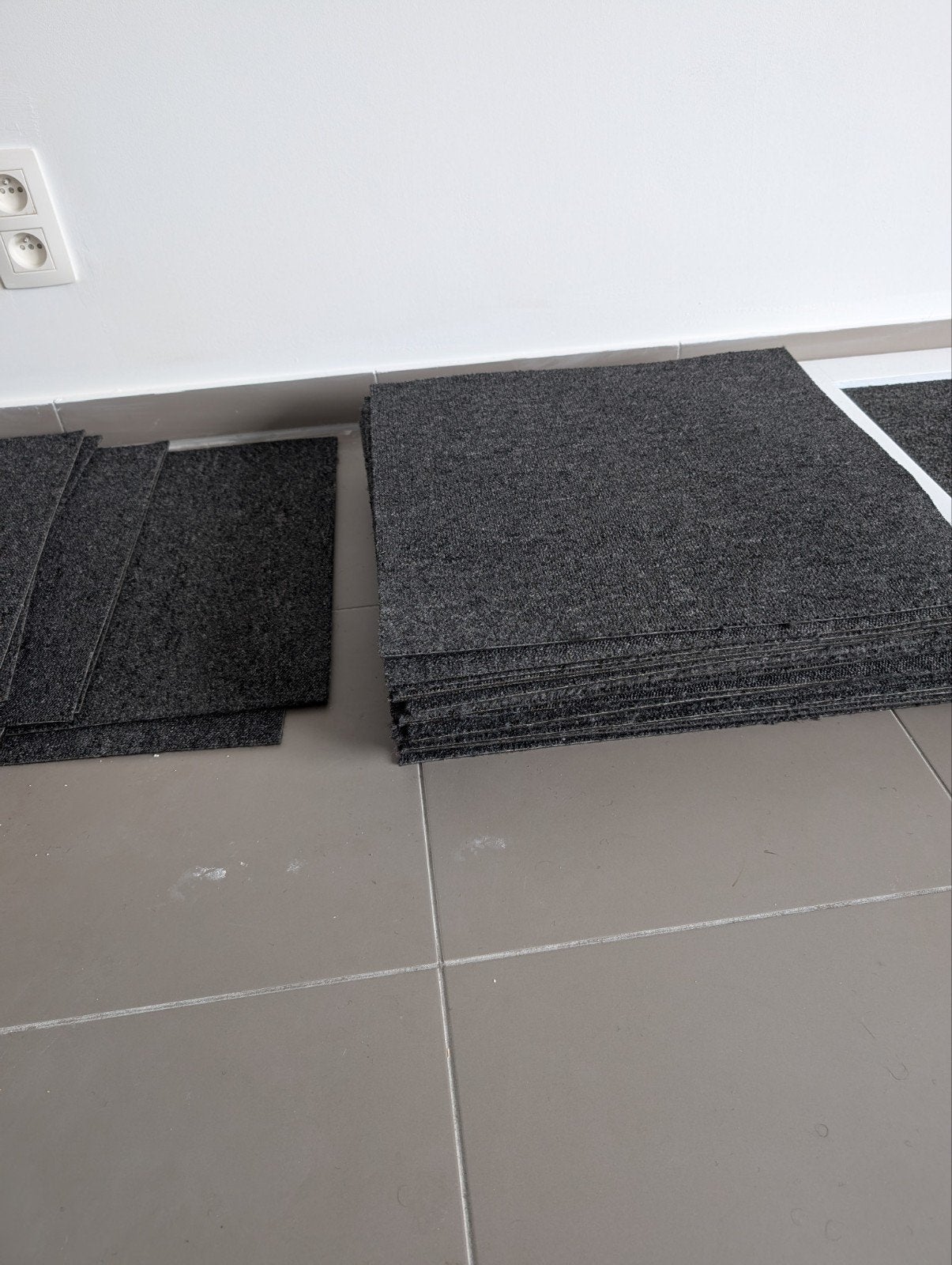 tapijt tegels 50cm op 50cm.  24 stuks + kleine stukjes, Ophalen