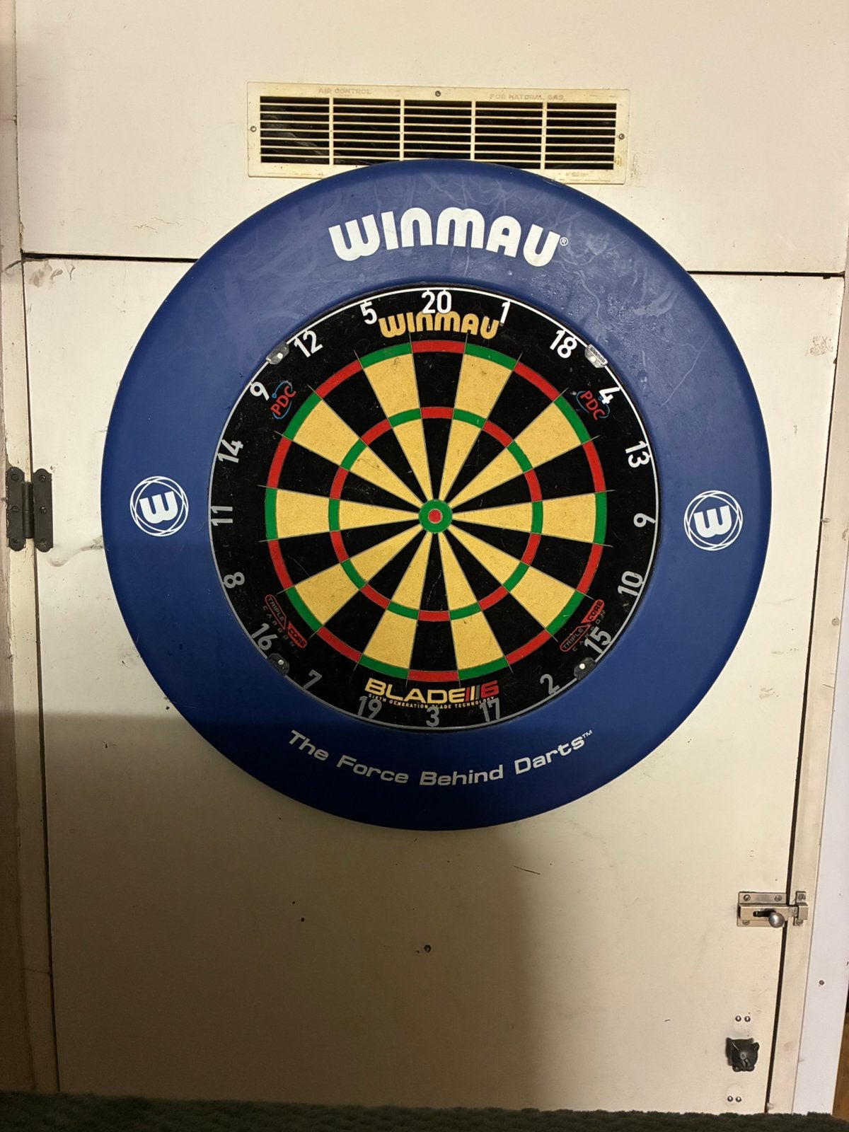 Winmau Blade 6 Triple Core Dartbord + Winmau Surround, Enlèvement, Comme neuf, Cible de fléchettes