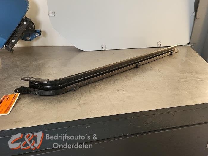 Rail porte coulissante droite d'un Renault Trafic, Renault, -, 3 mois de garantie, Utilisé