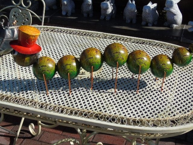 Een smeedijzeren duizendpoot met een hoge hoed., Tuin en Terras, Ophalen of Verzenden, Nieuw, Metaal, Dierenbeeld