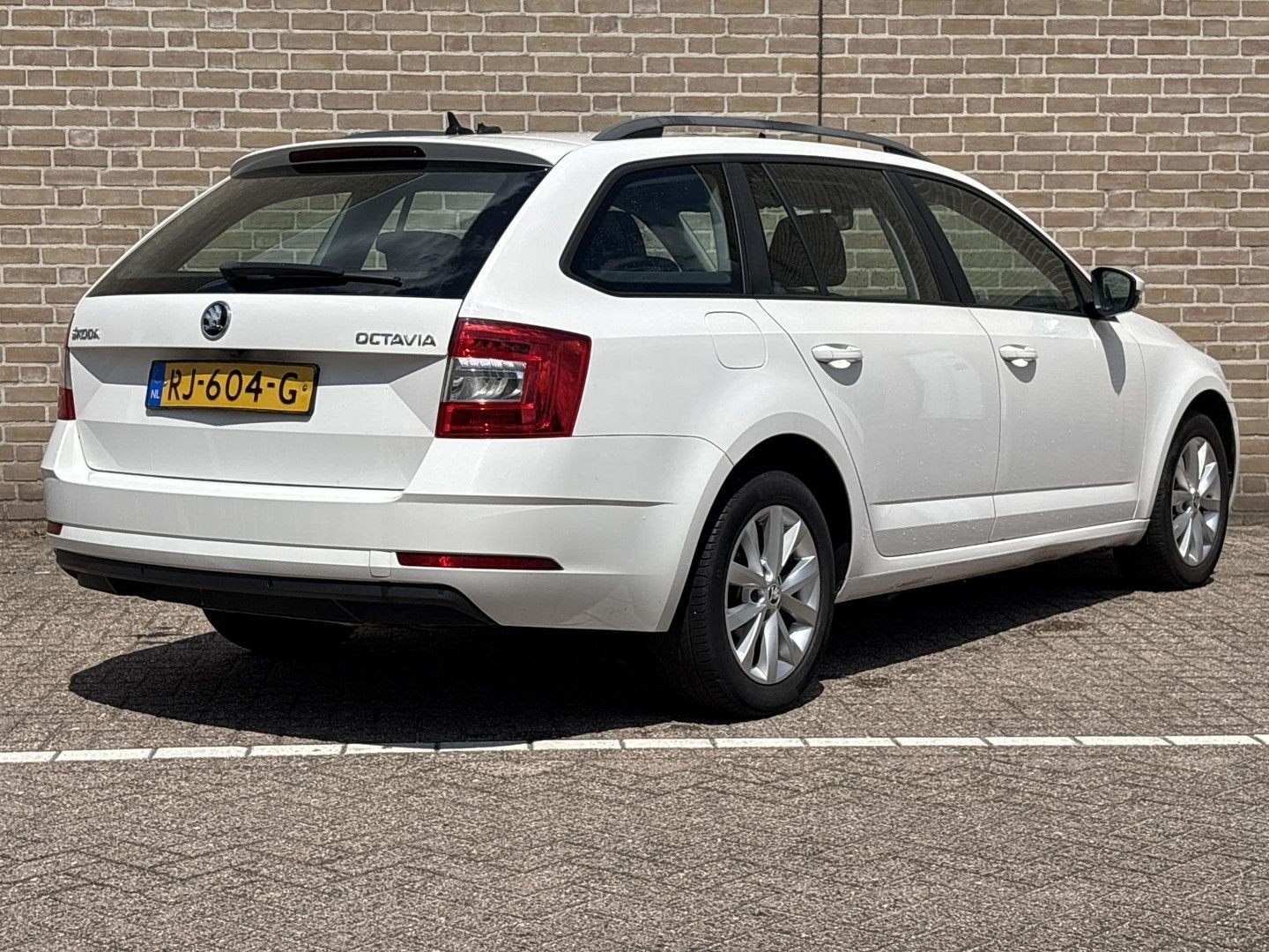 Skoda Octavia Combi 1.0 TSI Greentech Ambition Business | €, Automaat, Zwart, Wit, Bedrijf