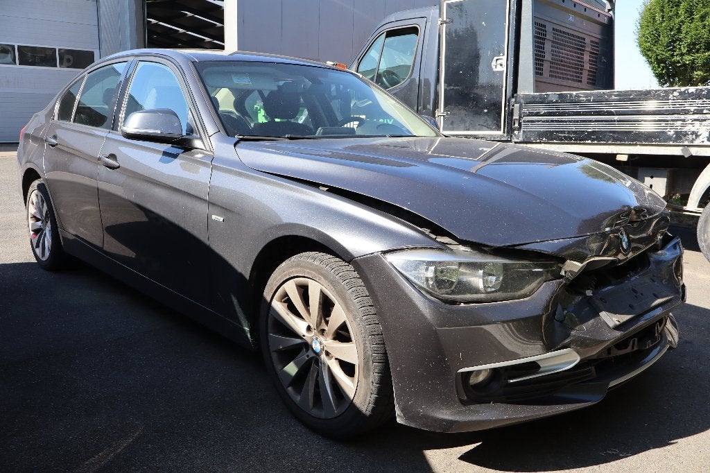 Dommages causés par un accident à la BMW Série 3 4250 euros, Autos, BMW, Entreprise, Série 3, ABS, Airbags, Air conditionné, Climatisation automatique