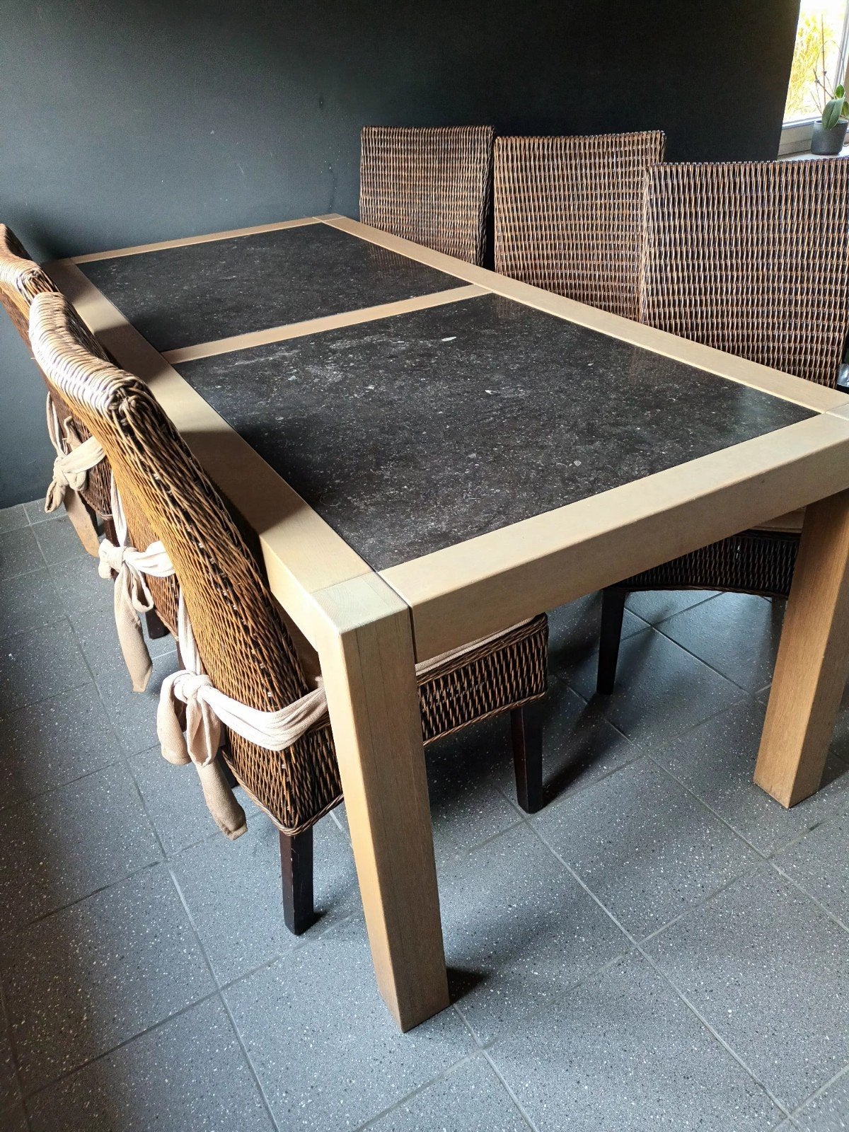 tafel met 2 arduinen stenen in het midden + 6 rieten stoelen, Huis en Inrichting, Ophalen, Zo goed als nieuw, Vijf personen of meer
