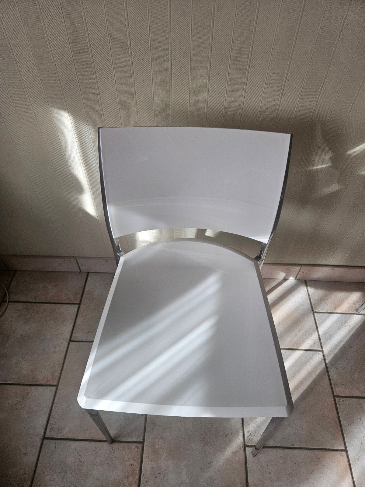 2 x chaises design blanches en très bon état, Enlèvement