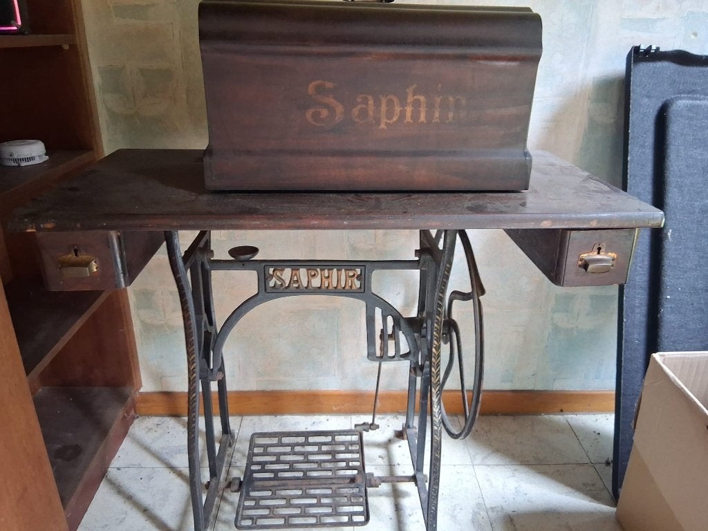 Antieke Saphir Trapnaaimachine met Originele Houten Kap, Antiek en Kunst, Ophalen