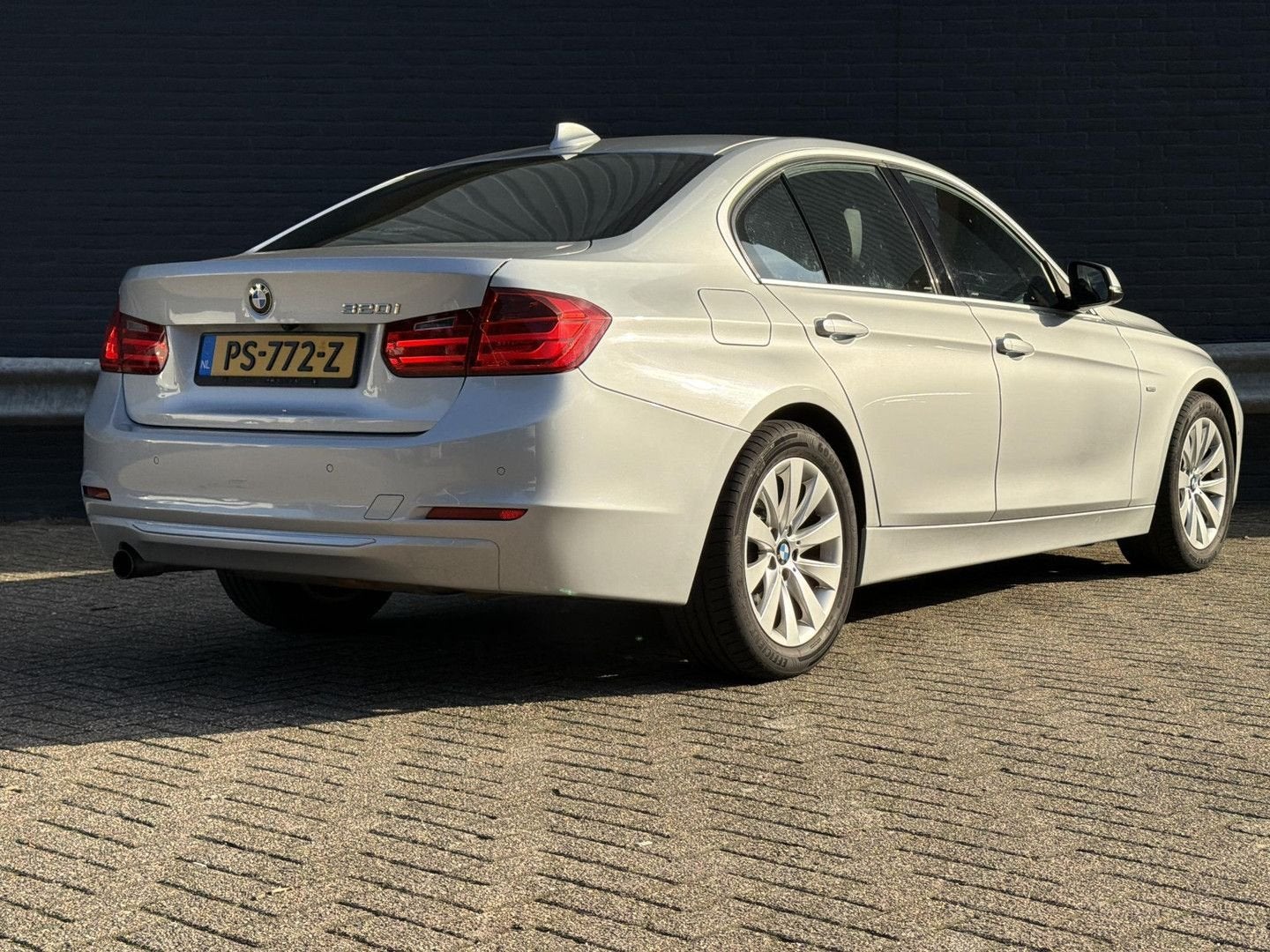 BMW 320 3-serie 320i High Executive | Head-Up Display | Lede, Auto's, Xenon verlichting, Zilver of Grijs, 3 Reeks, 147 g/km