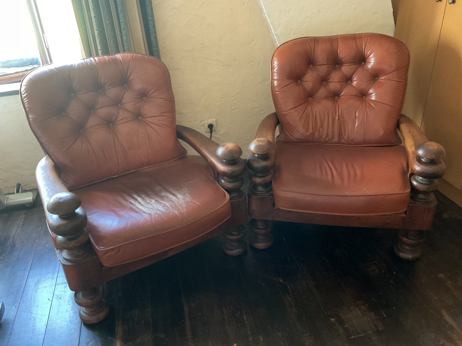 2 zetels eik met lederen kussens., Ophalen, Gebruikt, Hout, 75 tot 100 cm