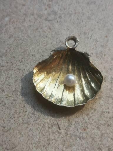 Goudkleurig hangertje in de vorm van een schelp, Ophalen of Verzenden